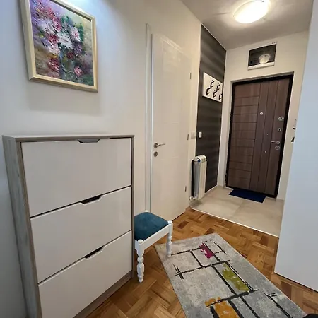 Modern Nearby Downtown & Peaceful Forest Park Apartment
