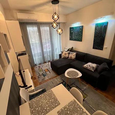 Apartment Modern Nearby Downtown & Peaceful Forest Park