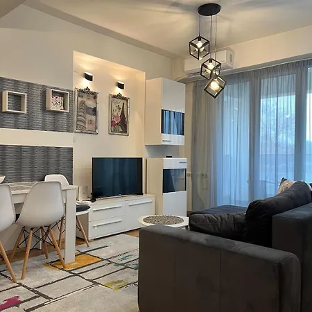 Apartment Modern Nearby Downtown & Peaceful Forest Park Skopje