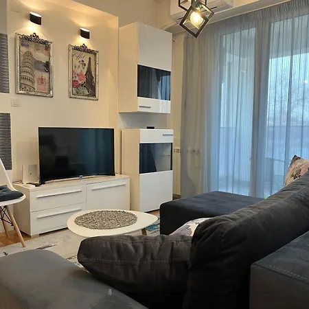 Apartment Modern Nearby Downtown & Peaceful Forest Park Skopje
